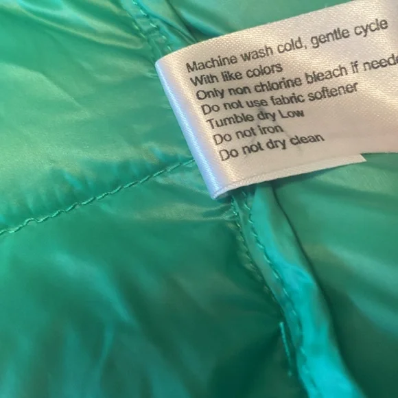 NWOT Beautiful Green BCBG quilted  light weight puffer, measurements in photos. - Picture 7 of 9